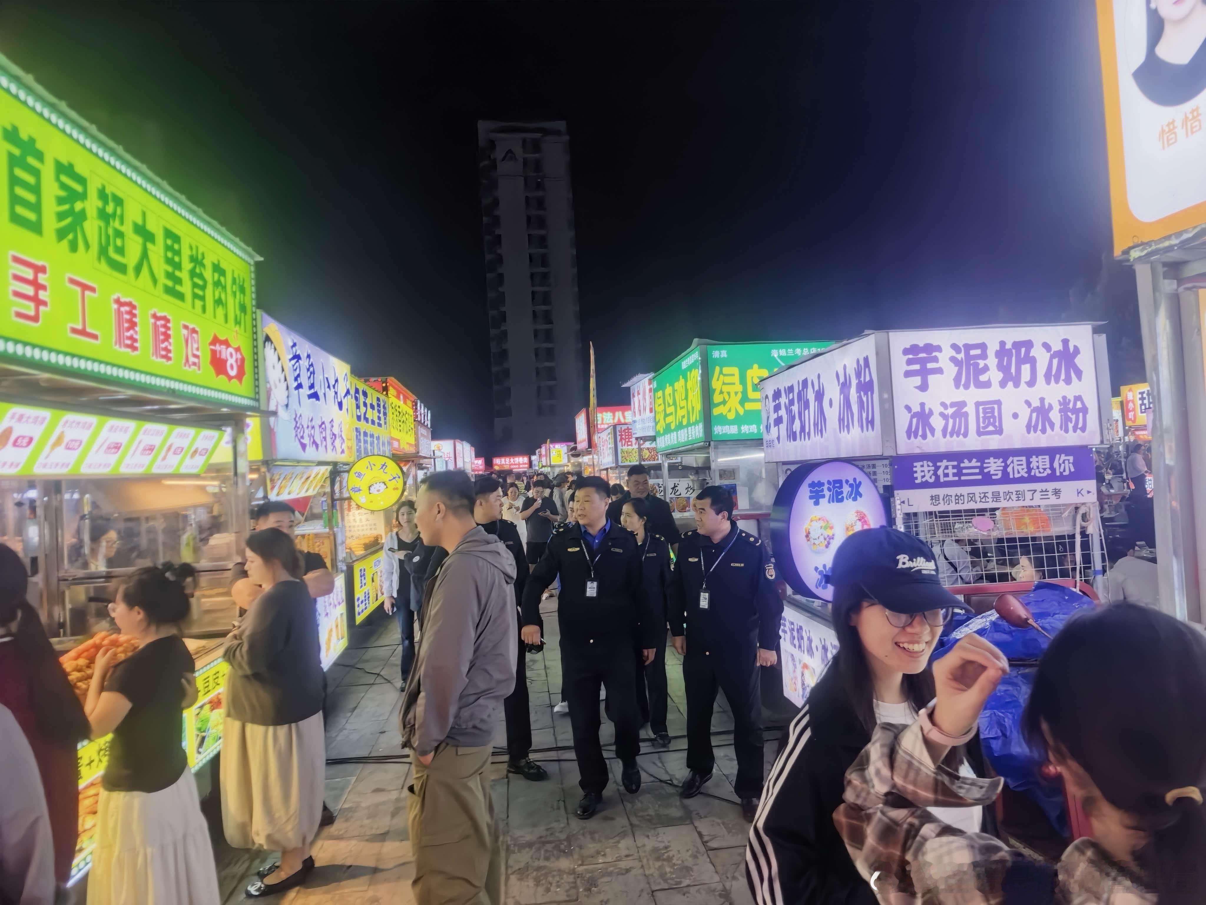 节日期间，兰考县城管局副局长董炳亮带队，组织油烟办、燃气办工作人员前往兰阳湖夜市开展专项安全检查。检查组重点查看夜市摊主油烟净化器运行及液化气瓶使用状况，要求摊主务必保证油烟净化器正常启用，按时清洗并留存清洗记录。针对检查发现的气罐、气阀、软管等不符合安全规范的问题，现场下达警示 ​
