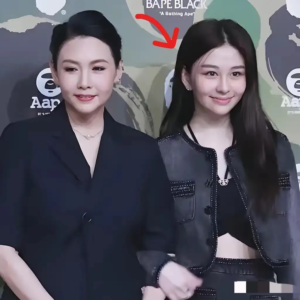 邱淑贞的大女儿沈月，很多人都说她大概率不好找对象。不是个子不够高，也不是皮肤不够白，核心原因就是她只认第一眼心动，没感觉的话，多聊一句都不想。采访里她也说了，所有追她的人全都拒绝，不喜欢就是不喜欢，不想勉强自己，也不想耽误别人，干脆利落。

2026年9月13号，在香港尖沙咀的一场品牌活动上，沈月穿