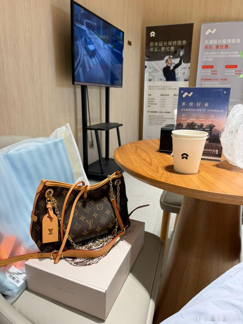 教师节蔚来还给我送礼物🫴可以可以，下一辆考虑ES8吧？作为老乡想要无限支持李斌。 ​