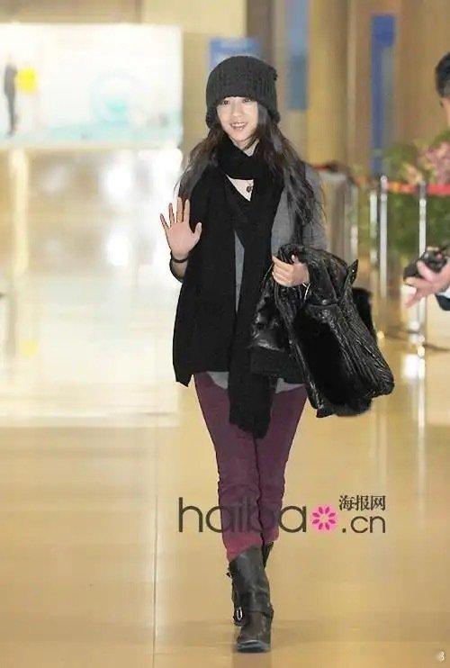 #汤唯[超话]#  汤唯古早机场照片 美神降临真实版 ​
