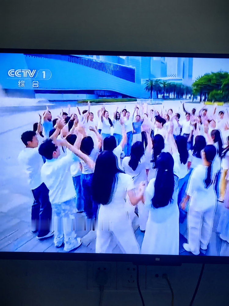 央视国庆晚会，马来西亚人尤长靖跟周笔畅合唱，弹幕直接炸了。
有人翻出他的底：马来西亚华裔，选秀出身，一直在内地混。没听说有啥特殊背景，也不是什么顶流。结果国庆晚会，他上了。
一边是网友刷屏国庆节为啥不找自己人，一边是他唱《共同家园》，词儿还挺正。台下镜头给到，表情挺紧，估计也知道自己站在风口上。