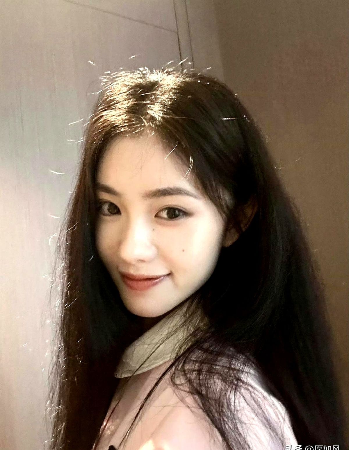 2021年素人赖伟明敲下的一句留言，硬是把刘浩存的底牌看透了。

当年网友只盯着她出圈，赖伟明却在评论区留下期待。五年过去，这句留言成了神预言，刘浩存真没把手里的好牌打烂。

2026年，她挑大梁的电视剧主角热度直接冲破三万大关。转头她又扎进年代剧美顺与长生剧组，跟黄轩搭档演起夫妻，片花一出直接镇住