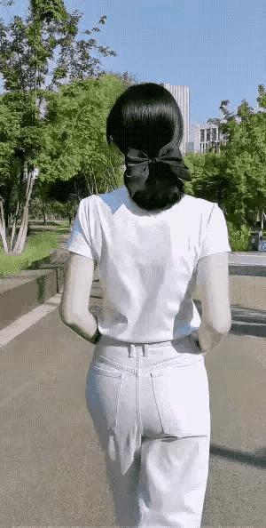 最近在、快手上经常刷到，每天就走上这么几步，只能看到一袭婀娜的背影。 ...