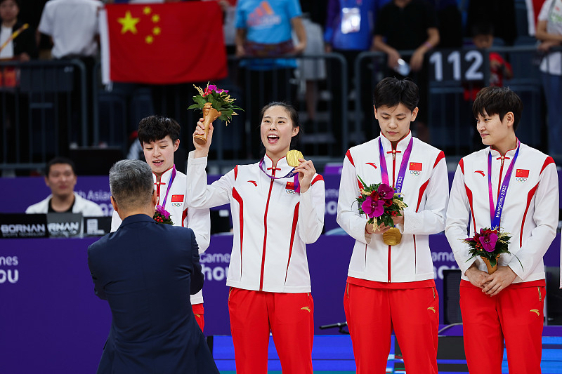 🎉亚运首金来了！
名古屋亚运会现代五项女子团体决赛，由张明煜、吴希瑶、付静、孟鑫组成的中国队拿下团体金牌！
这是本届亚运会中国代表团收获的第一枚金牌，队伍成功卫冕该项目冠军。
现代五项考验耐力、技术与心态，四位选手并肩作战，顶住压力站上最高领奖台。
开门红开启亚运征程，祝愿中国体育健儿，在后续各个赛