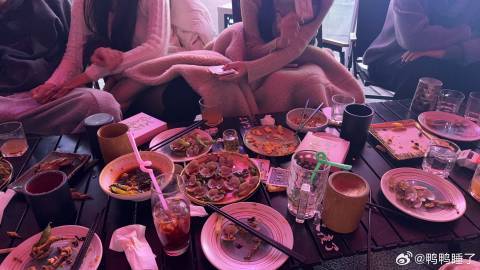 和好朋友们一起喝酒每次真是要笑掉大牙