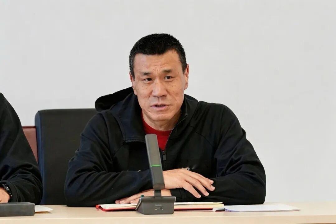 男篮领队，您饭圈味挺重啊！
周琦主动请缨打亚运，郭士强也同意。
您倒好，一句没参加过集训的人打亚运，对其他集训队员不公平。
合着打亚运不是看实力，不是从国家荣誉出发，而是为了讨好您的饭圈？那余嘉豪也没参加集训，他咋又入选了？您就是看周琦不顺眼呗！
郭士强想给队员放放假，您又否决了？
只有这样您才能感