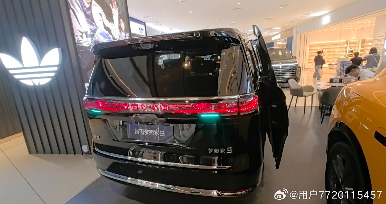 锁定岚图梦想家9，最打动我的就是礼宾级座椅，还能翻转，空间玩法一下子变多。外观看着大气耐看，气场很足。想象下以后全家出行，座椅调整灵活，坐着舒服，不管是短途出游还是长途自驾，一家人在车上都能轻松自在，果断锁单！#岚图梦想家9#岚图汽车 ​