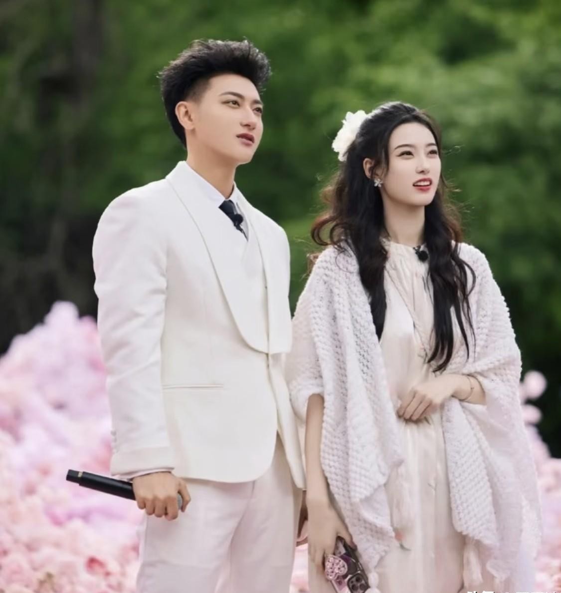 黄子韬当初那场轰轰烈烈的求婚，现在回头再看，满屏全是对不上的反常细节。
徐艺洋冷不丁晒出海边度假照，直接把吃瓜群众看愣了。画面里不仅是一家三口整整齐齐，小家伙看着都已经有一两岁的模样。
这下所有人终于反应过来了。
翻出2024年黄子韬求婚的现场录像，徐艺洋身上那套行头瞬间有了合理的解释。她那天