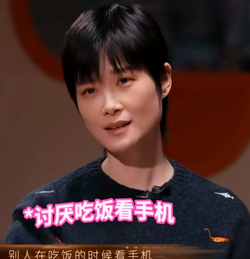 容祖儿唱到“关起手机，纯灵魂对话”，李宇春接了一句：我最烦吃饭看手机的人。

她真不是立人设。整场饭局下来，李宇春直接把手机往兜里一塞，从头到尾没掏出来过。容祖儿眼睛都亮了，连夸她对人好尊重。

同桌聚餐低头刷屏，等于明摆着告诉大家“你们没我手机里那点破事重要”。李宇春能红这么多年，靠的可不单是一副