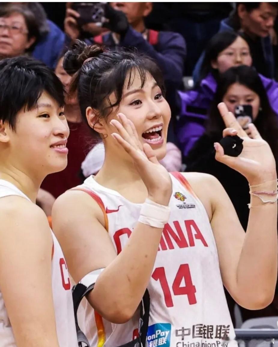 #李月汝护照遗失缺席世界杯#突发！李月汝护照邮寄遗失，遗憾缺席女篮世界杯，12人大名单官宣！
 
中国篮球之队官宣女篮世界杯12人大名单，韩旭、王思雨、李缘领衔，张子宇成功入选。
 
出现突发状况，李月汝遗憾无缘本次赛事。她的护照在美国邮寄途中意外遗失，经过多方协调查找，尝试多种补救方案，到 ​