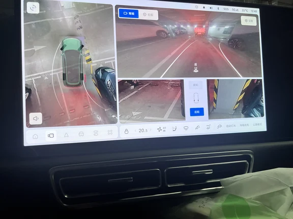 #我的智系车 #理想L9 L9这个360全景影像！窄车位停车安全感直接拉满✨轮毂视角、前轮后轮单独画面可以切换，轮胎和边线距离看得清清楚楚，再也不怕蹭到轮毂。地库车位又小又挤，以前倒车总要反复下车查看，现在盯着大屏就能掌握四周所有盲区。画面清晰，多视角自由切换，新手也能从容入库。对于经常下地库、停车环境复杂的家庭来说，这个功能真的太刚需了，停车省心很多！[鼓掌R][鼓掌R][鼓掌R]