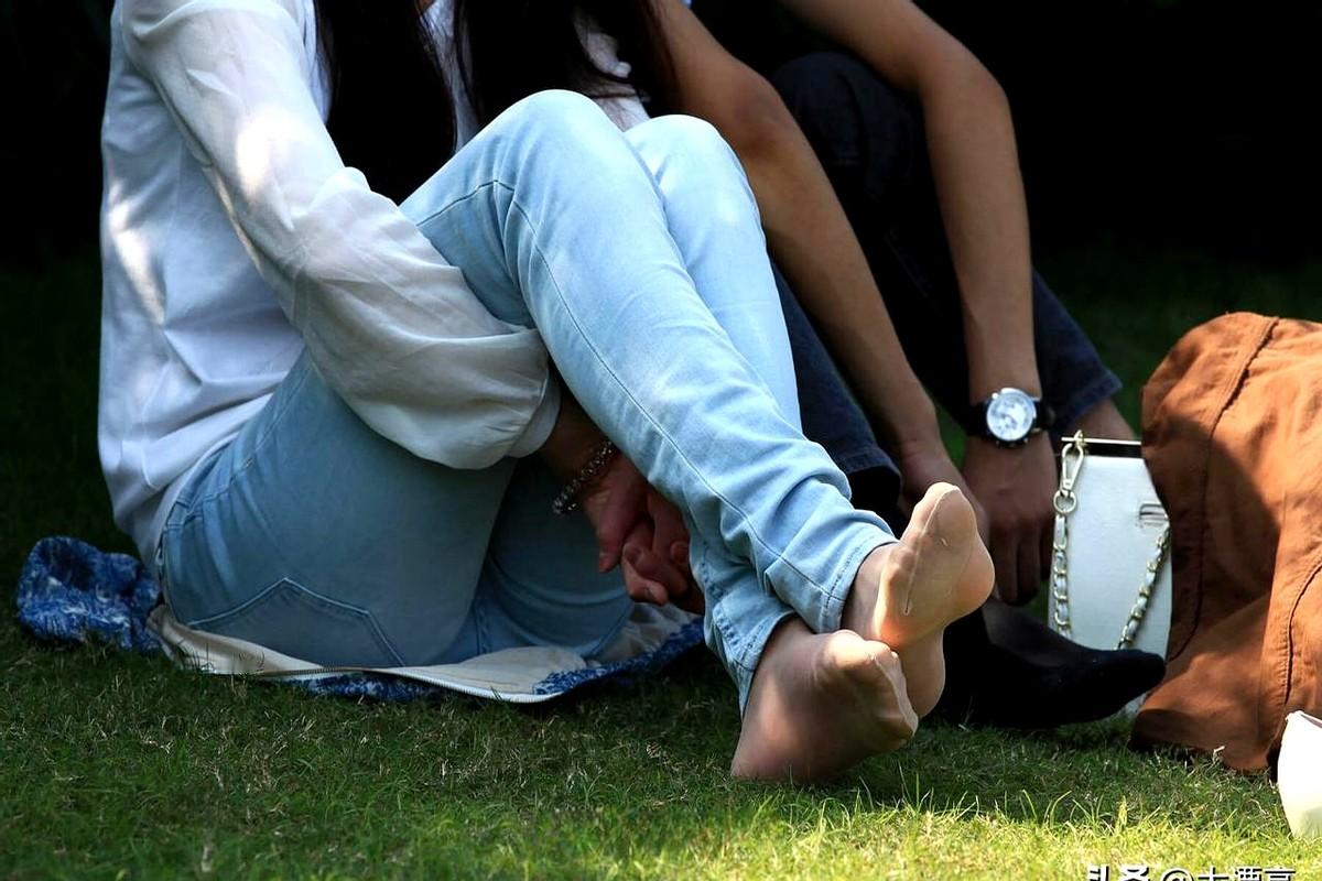 短丝袜居然成了今夏穿搭流量密码，这件单品在的搜索量一周内飙了四成，据平...