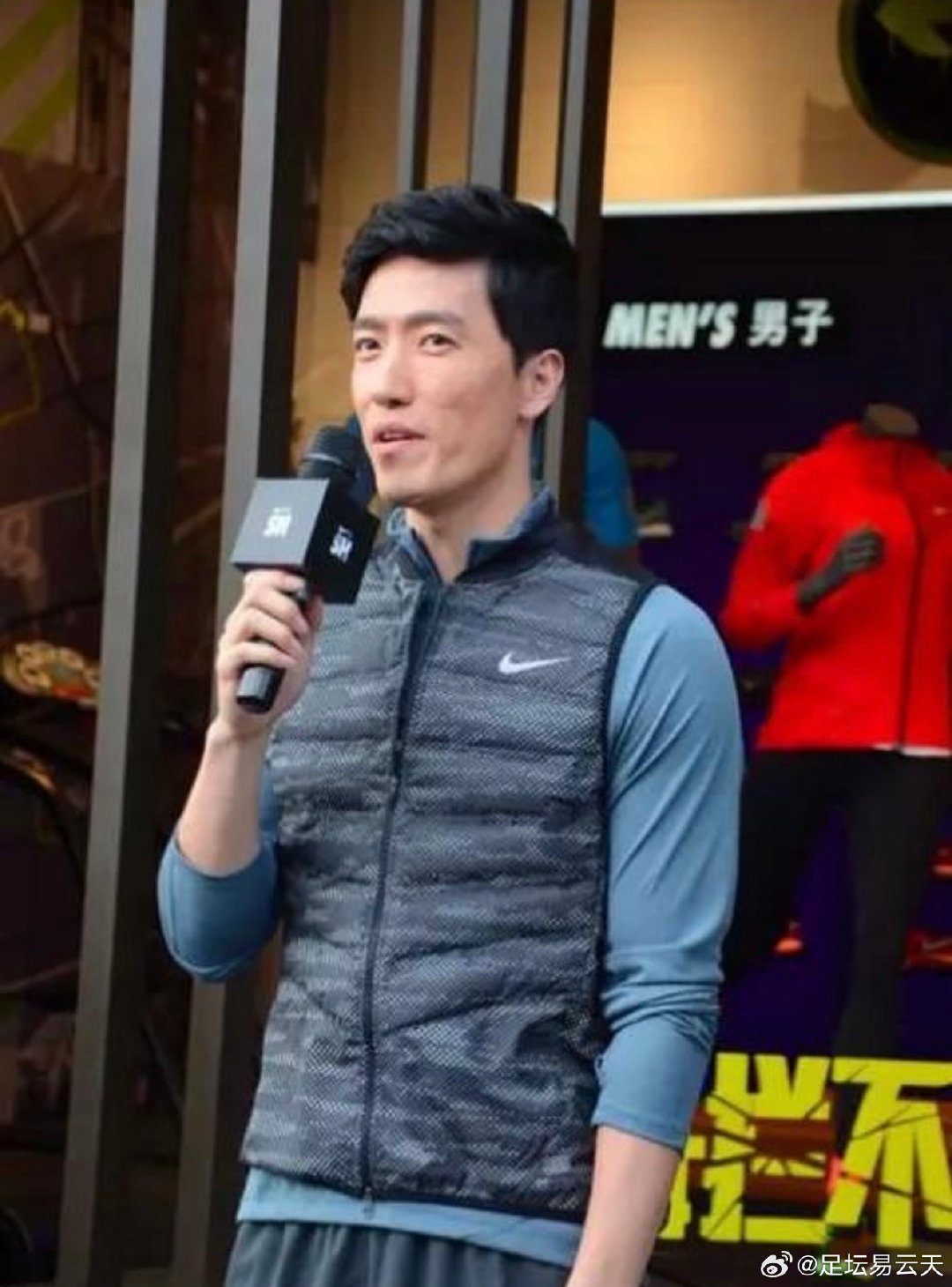 奥运冠军刘翔一个月工资多少？答案约7174元。

11年来工资补助累计98万余元，刘翔这次直接公开明细，并宣布全部捐给慈善机构。

数字不算惊人，但背后的退役安置问题更值得讨论。

#刘翔月薪7174元# ​