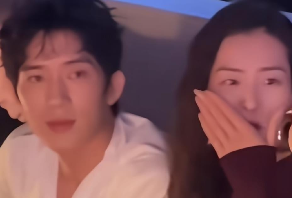 李荣浩演唱会那事，说白了就是朋友之间开个玩笑，喊了声“Luke”，提了句刘雯也在。结果剧粉不干了，觉得你演完偶像剧转头就带现实女友露面，那追剧时候的滤镜往哪儿搁。
刘雯这姑娘也是够冤的。全程坐在包厢里，没上去唱也没抢话，最后被骂得像是她坏了什么事，连航班都改签了，一个人先走。感冒还没好，在机场还给粉