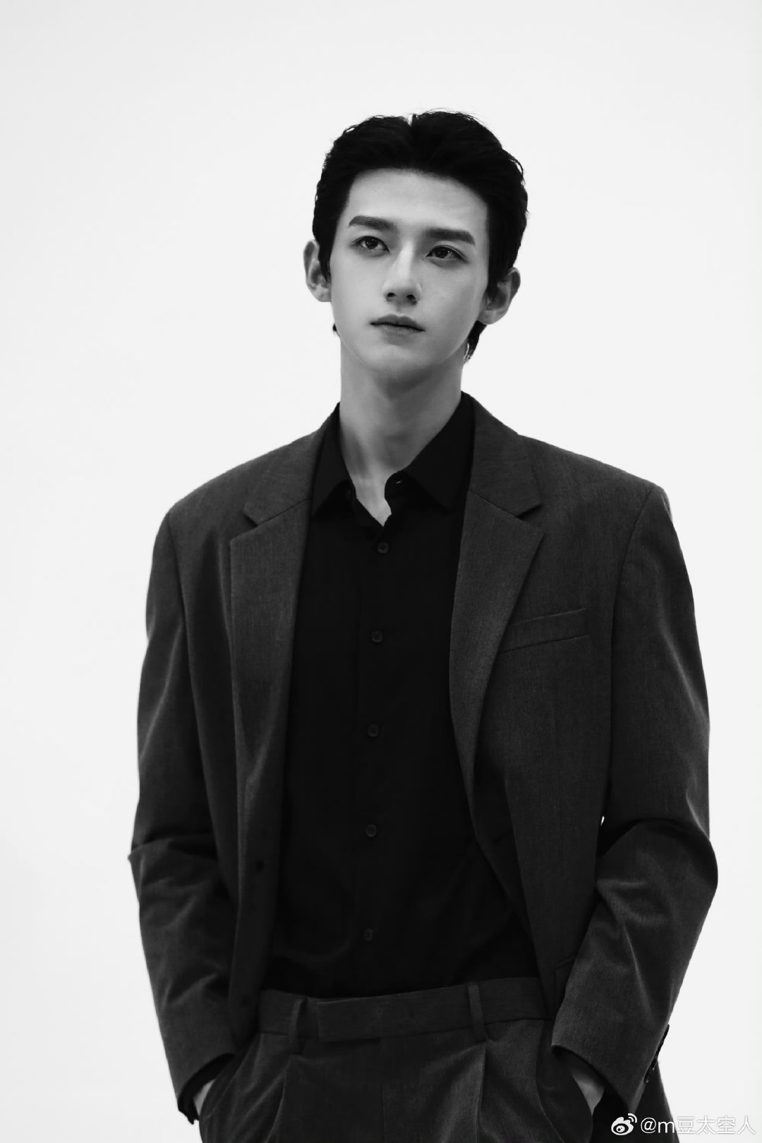 #赖伟明[超话]#  lwm #向全世界安利赖伟明# 
你的固执 委屈 隐忍 迈巴赫 保时捷 宝马 帕拉梅拉 银行卡 红包 转账 现金 别墅 私人飞机 古董 名画黄金 公司 股份 我照单全收
​