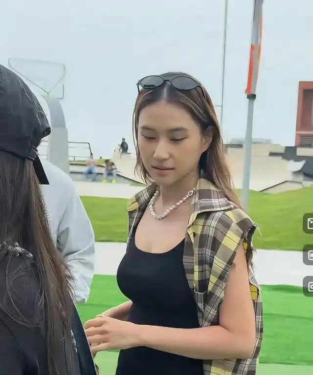 何超莲现身阿那亚，紧身吊带藏不住身材短板，带4个助理出行却略显冷清 ​