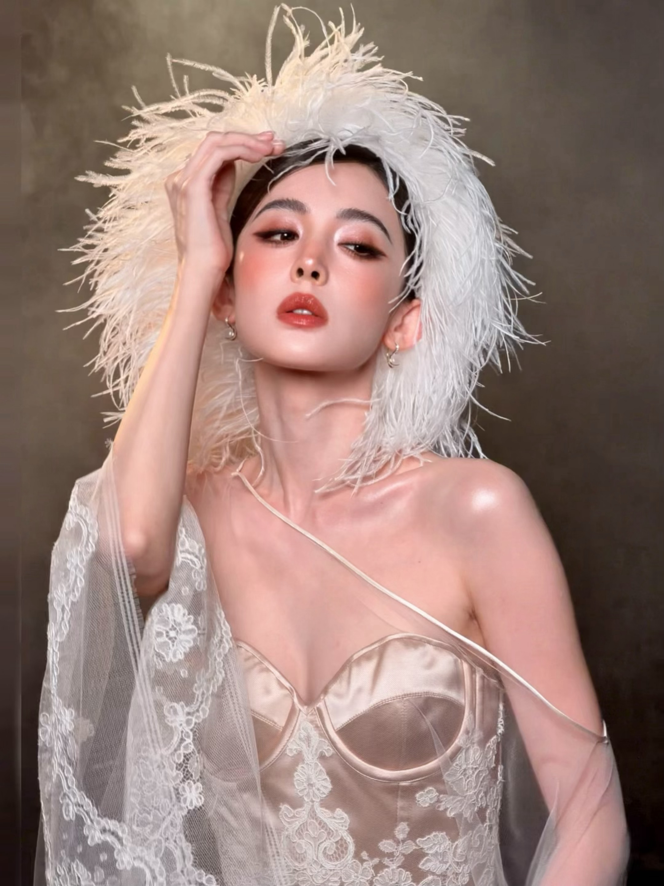 #娜扎[超话]#  月光与轻纱，搭好了通行的入口，古典的底蕴收进行囊，准备在超级乐园里，写下一段独一无二的时尚叙事
Look1live送达～#BAZAARGALA2026##超级玩家芭莎之夜# ​