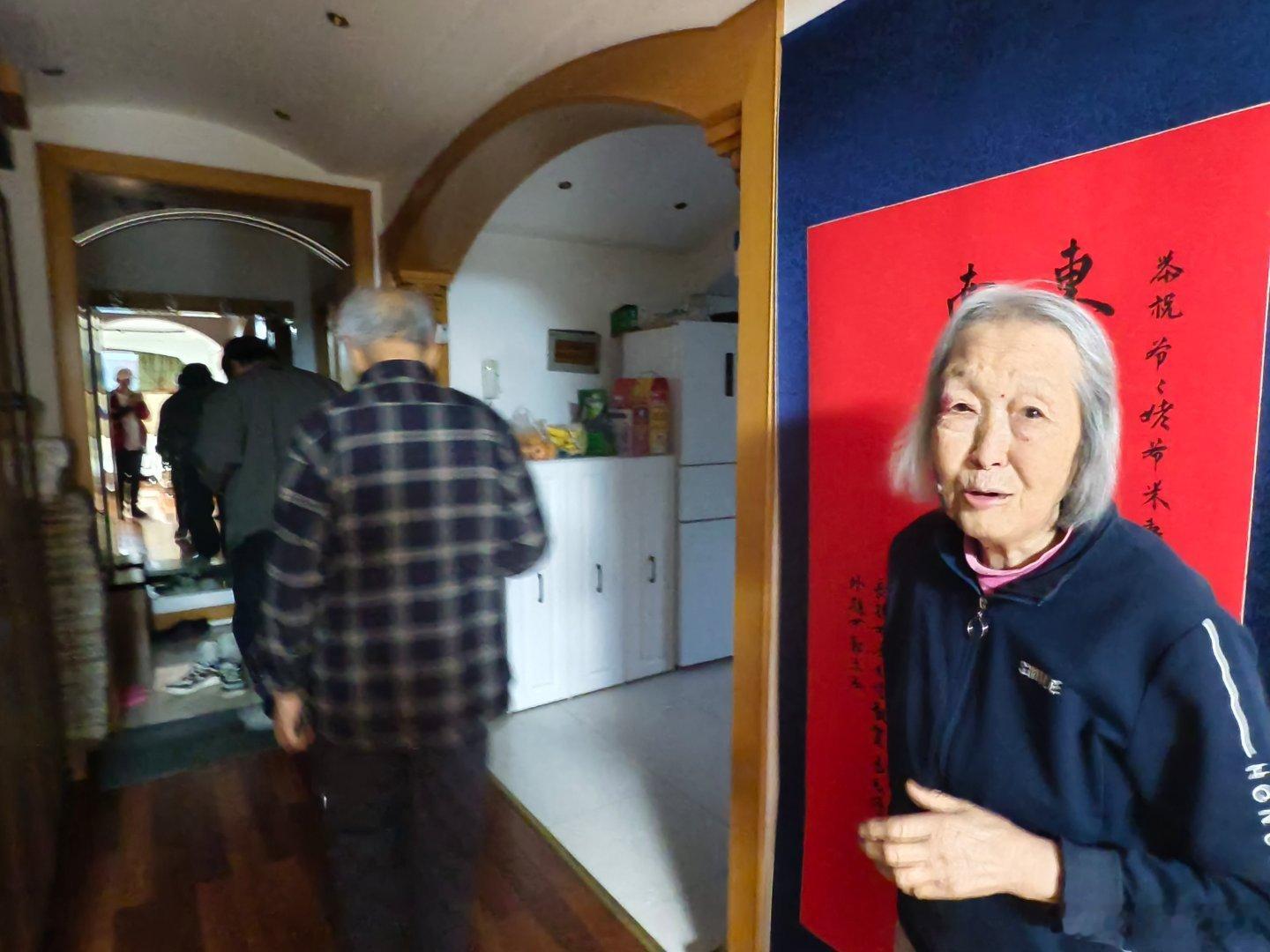 前几天与街舞老师张哥拜访考古学家冯永谦老师。听冯老师讲即将出版的新书。书里写的是国内仅存的一尊睒子洞佛像被发现的经过。 ​