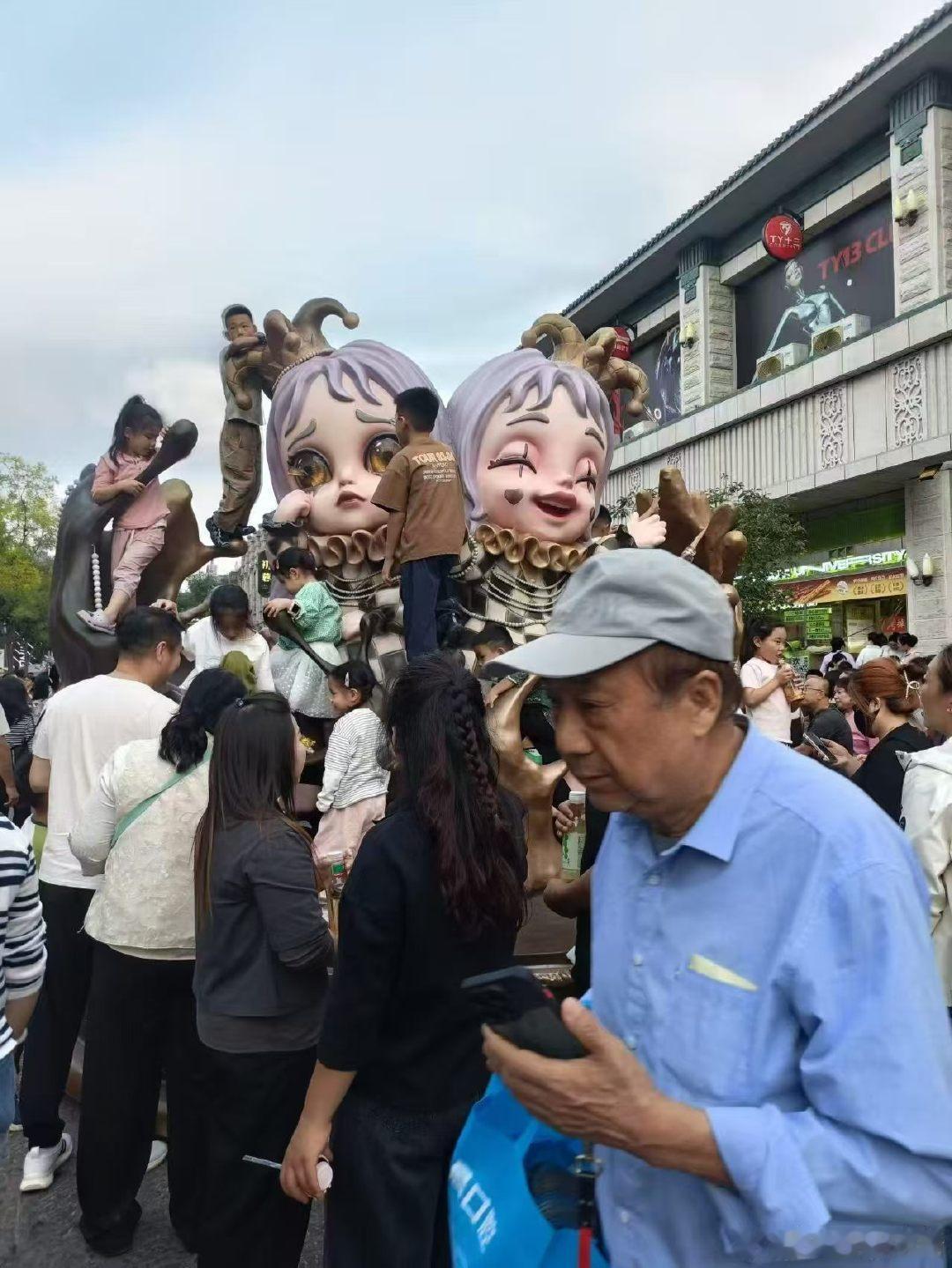 #张韶涵[超话]# 几天了，还不做措施吗。本来好好说话给提醒，就一点也看不见😅😅😅求你们围一下行不，等我们去太原打卡的时候娃娃最好是完整的，而且如果有小孩从上面掉下来，怎么办?​