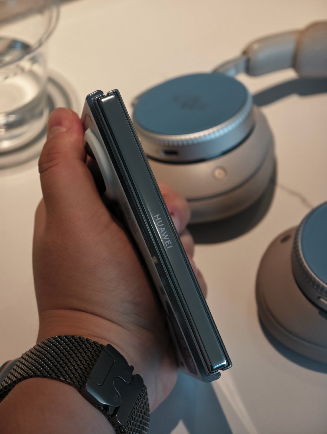 这个壳子好看是好看，也是我喜欢的无中框壳，但是真的厚重，用习惯了轻薄壳子，这种厚重的软壳确实还是不舒服，
展开看视频立那儿也会歪一点点。
要是各家裸奔都能磁吸多好，PXM太适合裸奔了。 ​