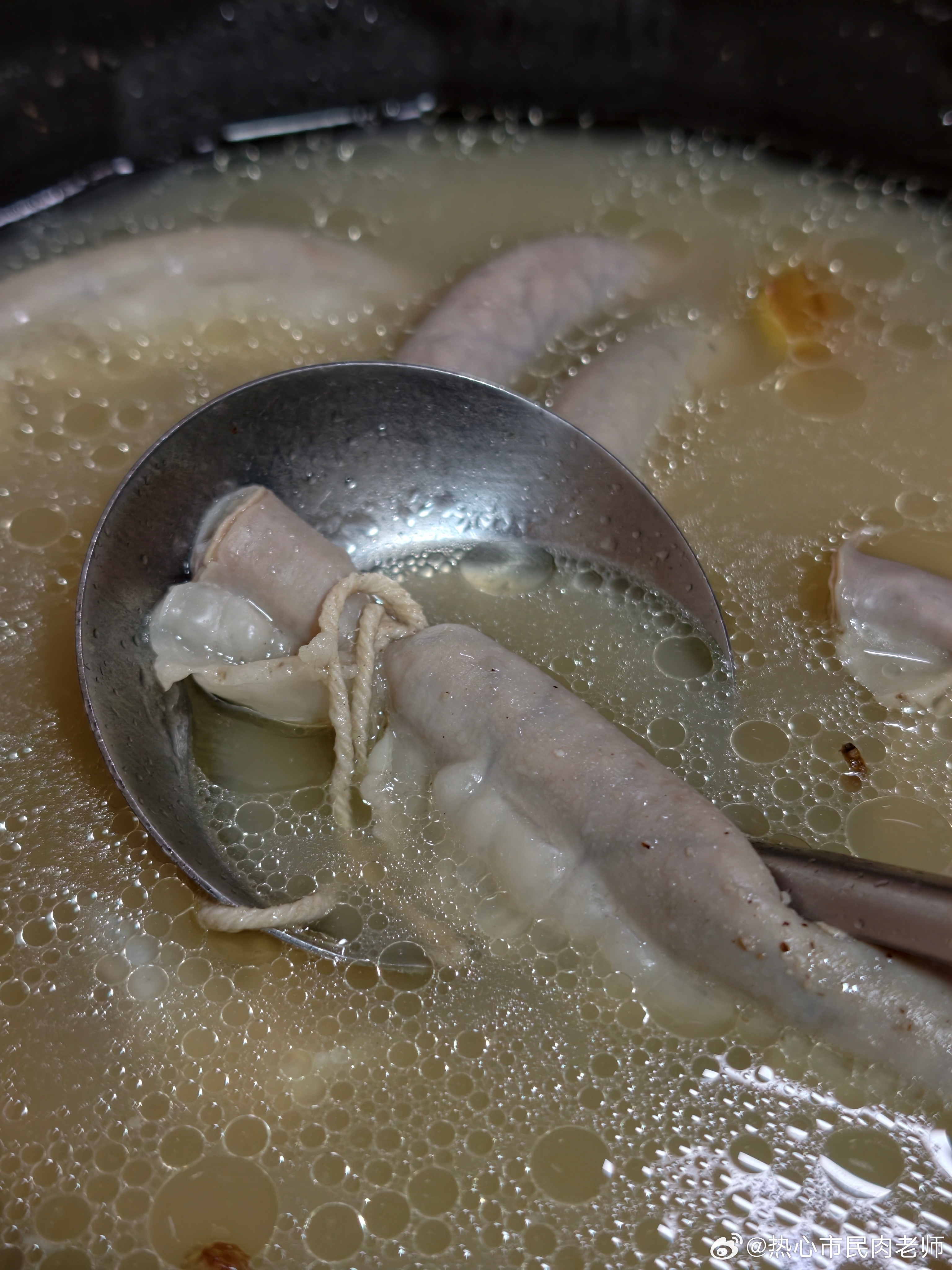 求解！ ​粉肠两头都绑了绳子 为什么粉肠内部还是水汪汪？ ​但是有几根...