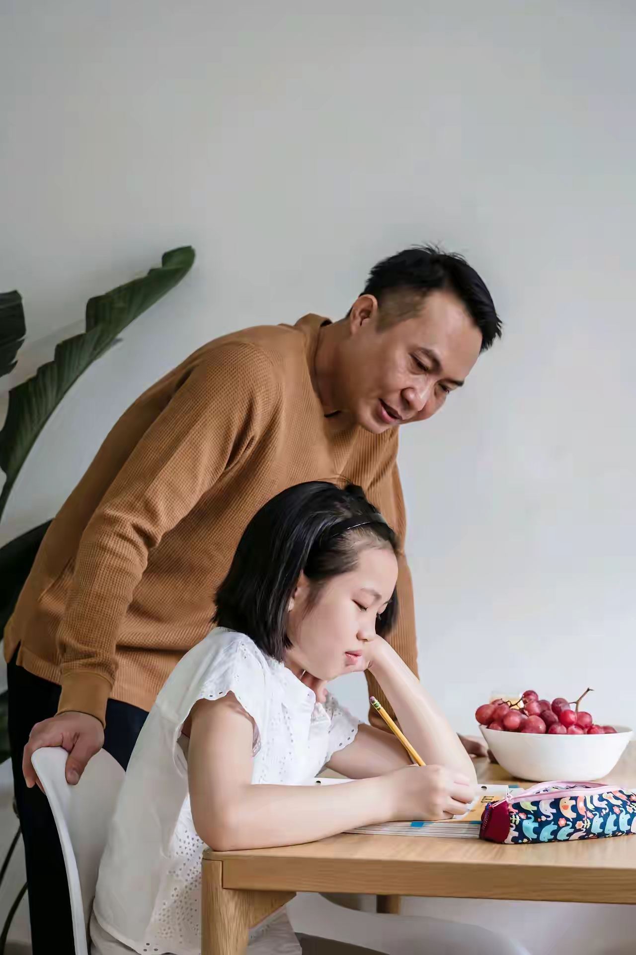 不是你在陪孩子长大，是孩子陪你重活一次童年
 
一位教育专家说过这样一段扎心又温暖的话：“告诉你一个不能接受的秘密，你人生中最幸福的时候，就是有时间陪孩子。你陪孩子的这段时间，就是你人生中最幸福的时候。不要觉得你是在陪他成长，陪他长大，相反，是他在陪你，陪你又做了一次孩子，陪你重温了一次童年。”