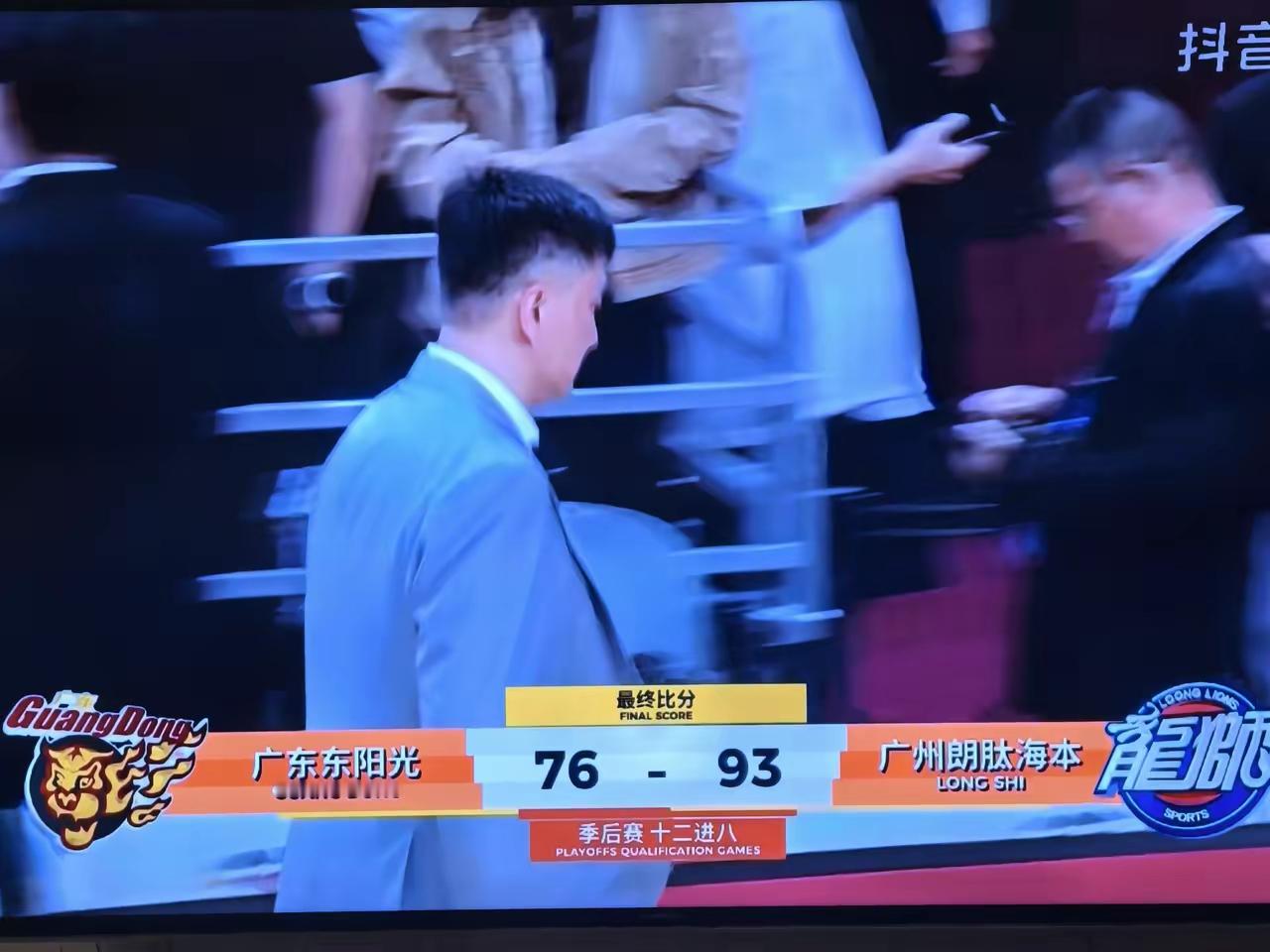 难道杜峰只有靠骂人才能赢球  今晚央视16频道，我全程看了广东与广州的...