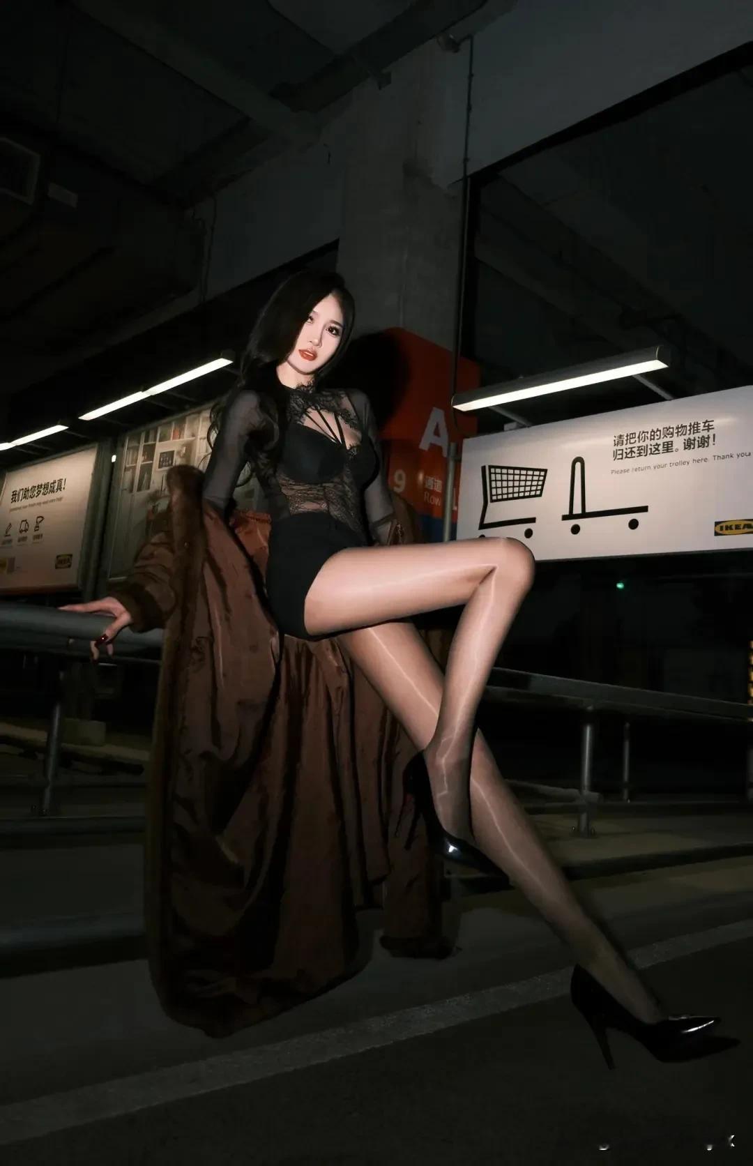 小姐姐在商场地下停车场拍照