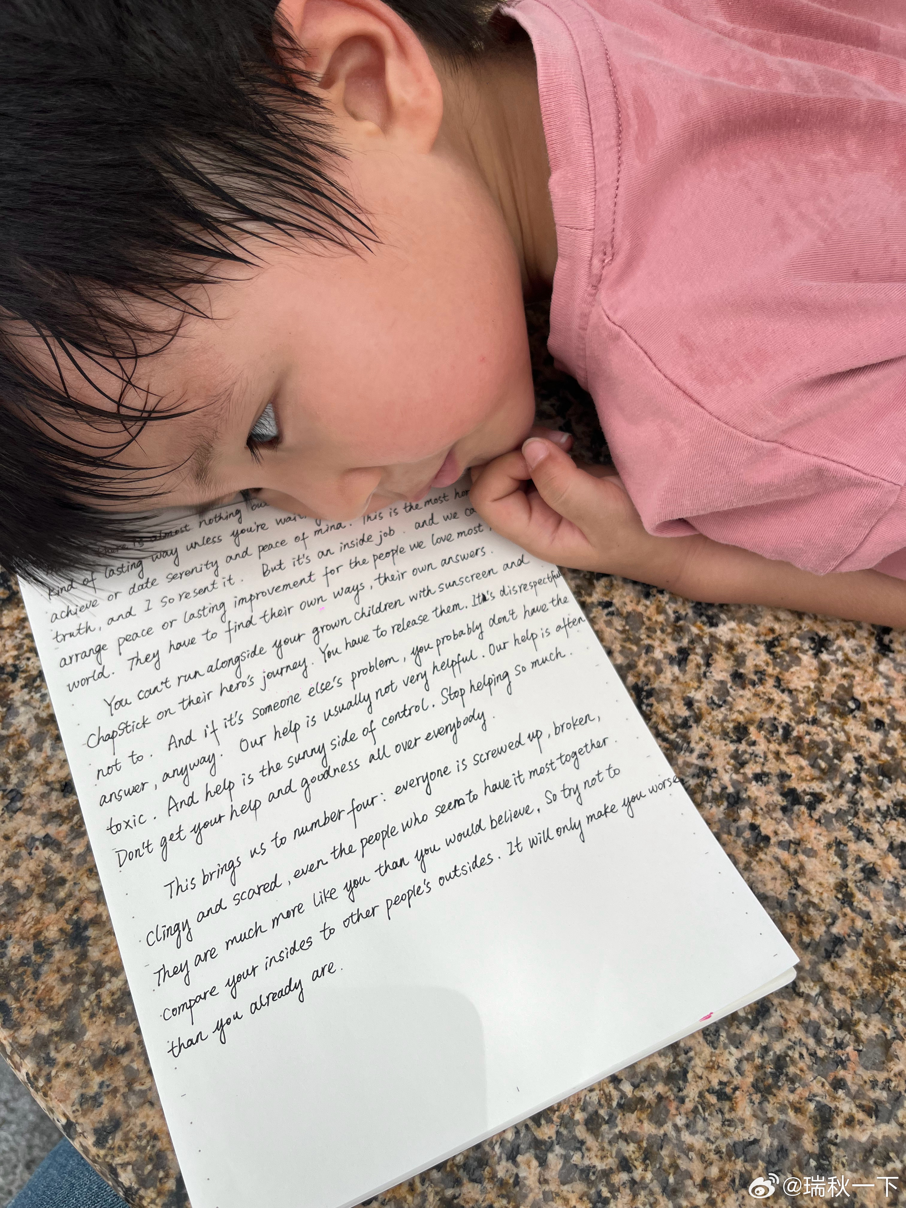 没更新的日子都在静心生活，情绪非常平稳毫无起伏、全部注意力放在自己身上的那种，平静而幸福。我只要专心做事就不能玩手机，一玩手机就啥事都做不了。所以最近除了买菜和听听力很少拿起手机，晚上很早就飞行模式了。有时候在想，大部分人劳碌半生，不就是为了追求平静生活吗，我是不是可以省去中间环节，直达目标我的日常plog