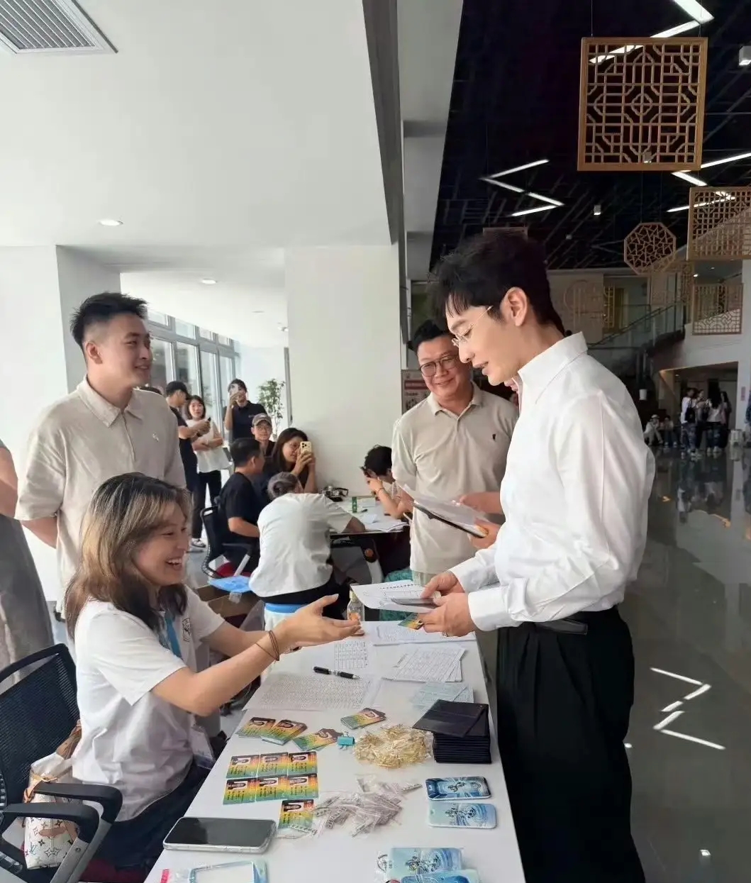 黄晓明为什么要回上戏读博士？这里面折射出来了几个问题：显然如果他有大量戏约的话哪里有时间回学校深造，说明现在早就不是当年热捧的“黄教主”了，比较惨淡；如果 他的演技足够的话，就不是去读博士，而是反过来，上戏特聘他为博士生导师，这说明 黄晓明和一些老戏骨比还是差很多，对比 黄磊也是不及的，黄磊就是北电