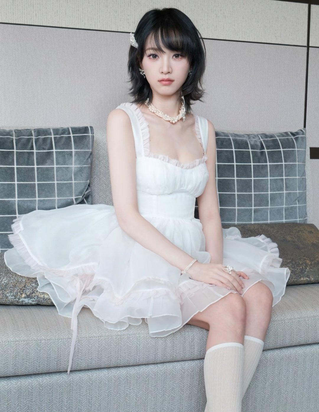 #黄灿灿在横店拍戏被车撞飞#

这是之前的事情。

黄灿灿在横店拍戏，过马路时被车撞飞，没想到人居然没啥事。

司机心里愧疚，加了她微信，想着有问题随时联系。

结果司机妻子看到消息产生误会，直接把黄灿灿拉黑。

后来她上综艺分享这件趣事，还特意隔空解释。大家都说剧情太抓马，又惊险又好笑。

 ​