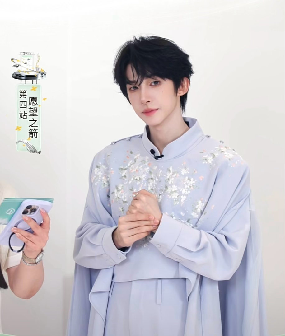 #刘宇0824生日快乐#ly#刘宇廿六驭梦山河# 
 | 有十二 | 
随手一截的漂亮宝宝💙
​