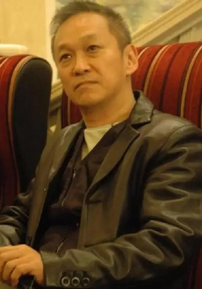 1982 年，成龙以50万的年薪请陈德森当他的司机，但四年后陈德森却说:“大哥，我不想再给你当司机了。” 成龙气得 20 年不理陈德森。
 
车停在公寓楼下，引擎熄了火。陈德森握着方向盘，手指紧了紧，又松开。后视镜里，成龙正闭眼揉着太阳穴，拍了一天打戏，他累得话都不想说。
 
“大哥。”陈德森声音不
