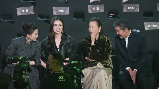 金鸡双影后！奚美娟宋佳同门缘分太难得
 
娱乐圈里，有一对低调又厉害的师姐妹，那就是奚美娟与宋佳。二人同为上戏同门，还都拿下过金鸡奖影后，双双实现二封金鸡，这份亮眼履历，在业内实属少见。
 
不少网友发现一个有趣细节，奚美娟十分认可宋佳的演技。只要奚美娟担任奖项评委，讨论环节总会主动提起宋佳，毫不吝