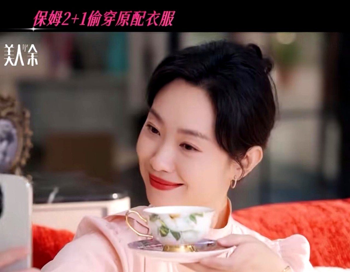前脚还是干脆利落的基层民警，后脚就成了心思深沉的骗子保姆。

演员王佳佳这两部戏无缝接档了。在《余红旧事》里她演民警刘娟，操着地道东北话，办案眼神锐利，一身正气。一转头到了《美人余》，她成了保姆卢蕙，穿着朴素低眉顺眼地端茶递药，却在没人注意的角落偷穿女主人的衣服，眼神阴森森的。

跨度确实大。

从