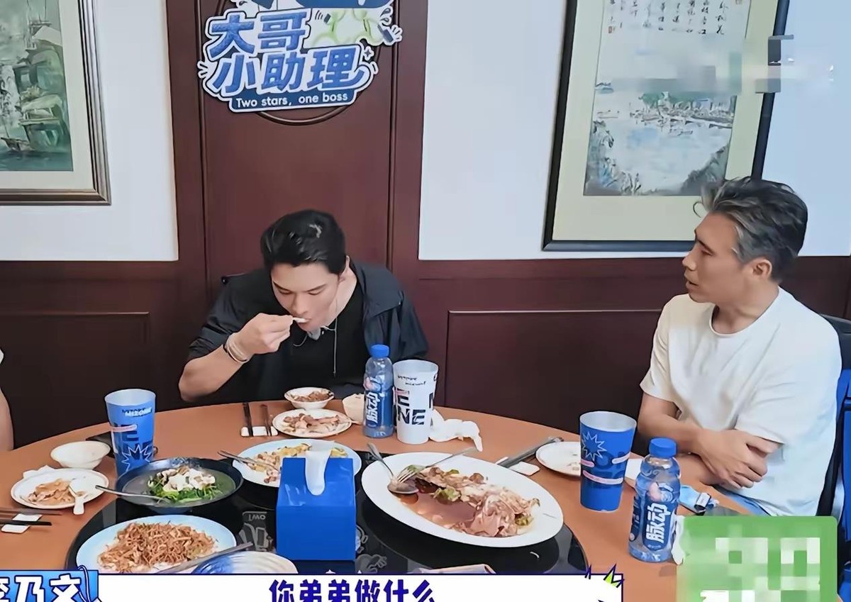 李乃文在节目里随口问向佐弟弟做什么，向佐答做餐饮，在内地，李乃文又接了一句“长辈见不着俩儿子吧”，向佐说“见不着”。这几句家常话，把向家藏了好多年的伤疤掀开了。向华强今年二月亲口说向太已经把向佑微信拉黑，自己也没他微信，向佑找爹只能通过秘书传话，想见面被一句“没时间”挡回去。向太去年十月才第一次公开