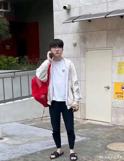 突然发现，许嵩和faker长的挺像的都是瘦瘦高高，戴着眼镜，脸型也像 ​