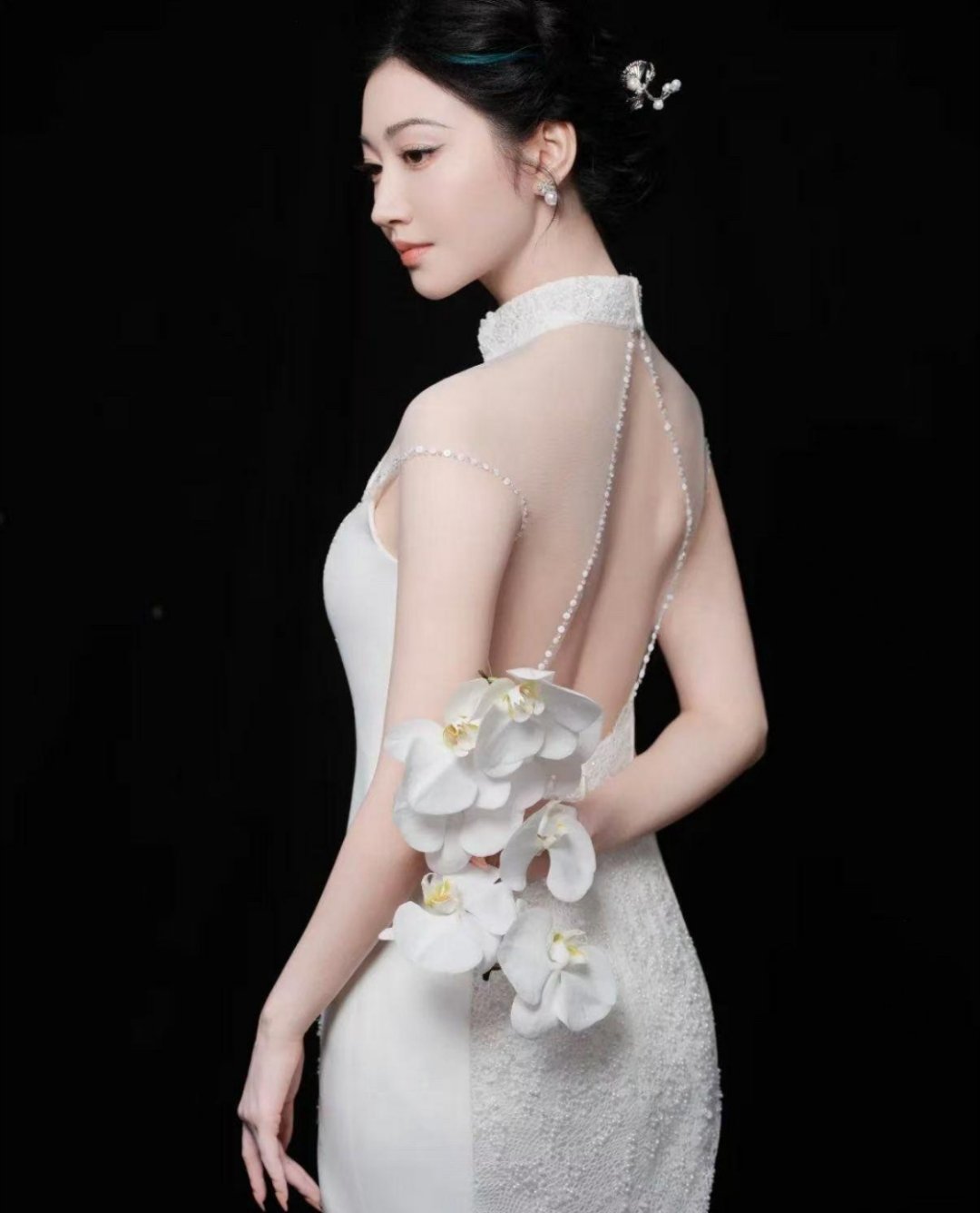 景甜后背有张继科纹身?
这次她曝光一组全新露背旗袍写真，整个后背完全展露出来，皮肤光洁，看不到任何纹身的痕迹。
不少人心里犯嘀咕：之前大家都记得这个纹身，如今大露背造型却完全没看见。到底是已经洗掉了，还是原本纹身位置比较隐蔽，这组照片没有拍到?
有没有看过老照片的朋友，来说说这个纹身 ​