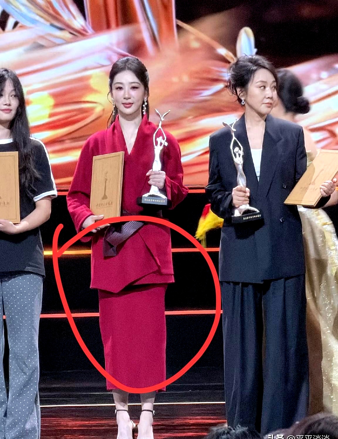 金鹰节那晚看到杨紫那身红裙时，第一反应就是造型师是不是跟她有仇？
本来巴掌大的小脸，硬是被这身衣服衬得腰身臃肿，像个被包装过度的礼盒。
要说她本人，瘦得跟纸片人似的，偏偏这条裙子对身材比例要求极高，没点腰线根本撑不起来，愣是把她的灵气全压没了。
后来听说团队还觉得这身够隆重够吸睛，可现场那么多女星，