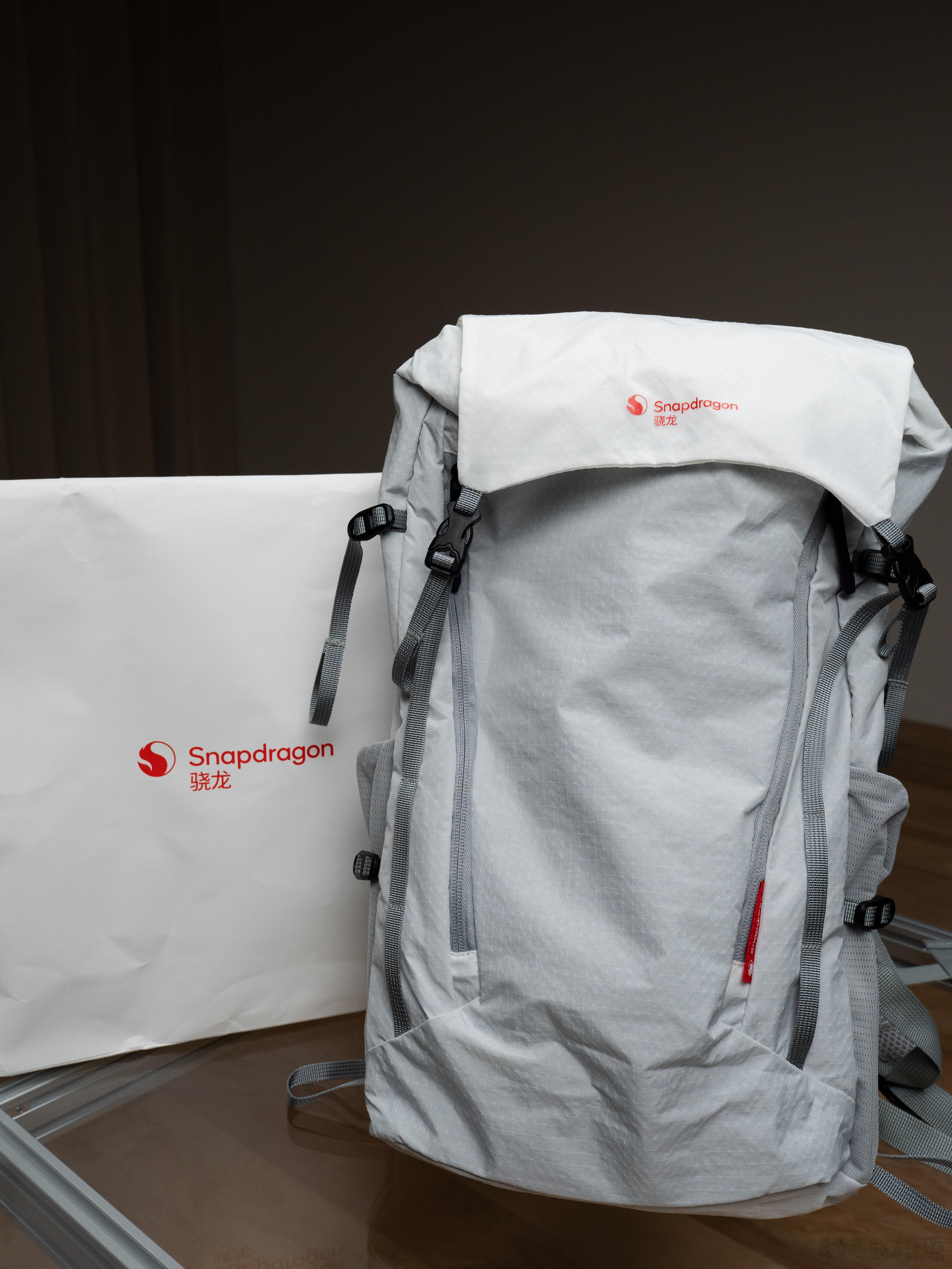 感谢B站、华为、小米、OPPO一加、vivo、Insta360、雷鸟、路虎、高通骁龙的中秋祝福，小林非常荣幸。最近两年中秋节的礼盒趋势是越来越实用，可能也是考虑到大家对于健康的重视，月饼的占比越来越少（问了公司的小伙伴大家也都不吃月饼）。
不光是厂商的中秋祝福，我在给家里买月饼的时候也发现，市面上 ​