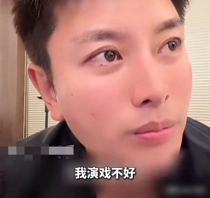 贾乃亮一句话，扯下了娱乐圈最后一块遮羞布。
他直播时突然坦白，不是不想演戏，是真没人找他拍了，一脸无奈说了句没办法。
很多人骂他直播捞钱忘了本，但他自己剖析得很透彻，说自己天赋有限，再怎么早起晚睡背台词，演出来也只是及格。更尴尬的是年龄，往上演长辈演不了，往下演偶像又够不着，卡在中间不上不下。