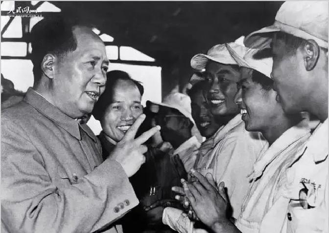 1962年秋，毛泽东在武汉东湖梅岭一号重读《清史稿·曾国藩传》，至“国藩以礼部侍郎丁忧在籍，奉旨帮办团练”句，在页眉批：“丁忧者何以掌兵？因朝廷已无兵可遣。咸丰二年，太平军入湖南，提督余万清拥兵五千，闻警弃城而走；三年破武昌，湖广总督常大淳自尽，八旗驻防全无战力。”他翻检《清宣宗实录》与《曾文正公年