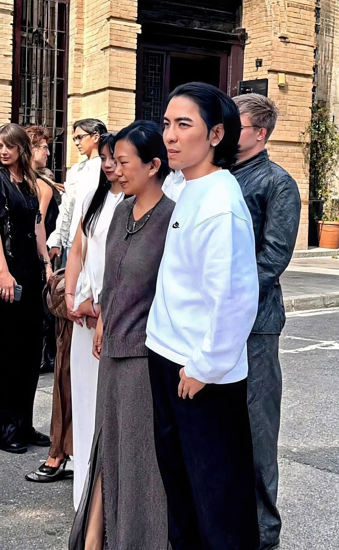 萧敬腾和年长14岁的妻子同框生图一出来，瞬间戳破了不少人对明星不老神话的幻想。
线下活动里的原相机视角是真不讲情面，一点柔光和滤镜都没留。
53岁的林有慧站在旁边，面部纹路相当扎眼，整个人透着一股掩饰不住的沧桑和消瘦。
更让人诧异的是37岁的萧敬腾，以前身上的那股少年锐气全没了，眼眶凹陷、面色