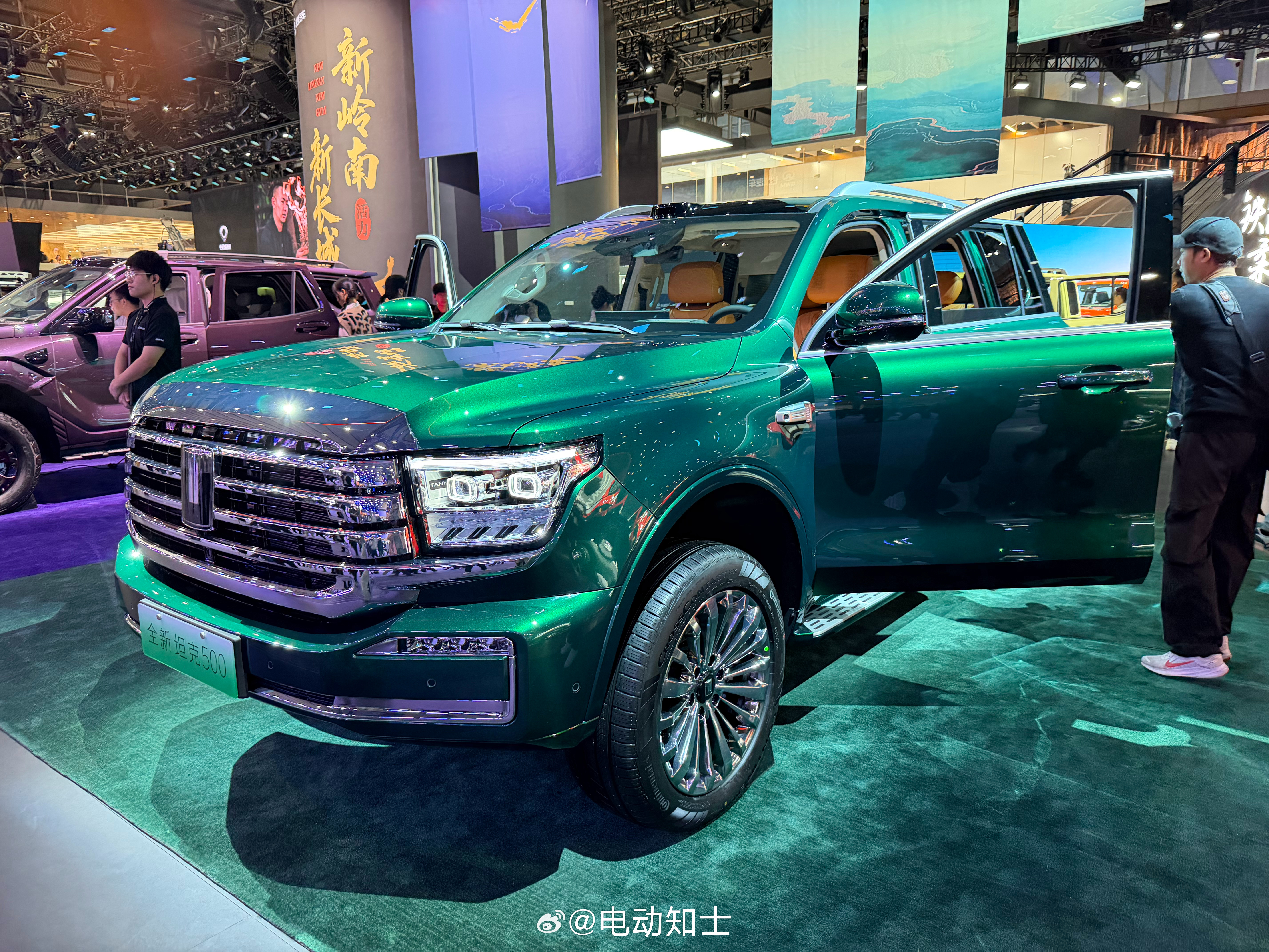 坦克展台人也不少，都是奔着坦克300极地版来的吧，这个橙色太帅了，太亮...