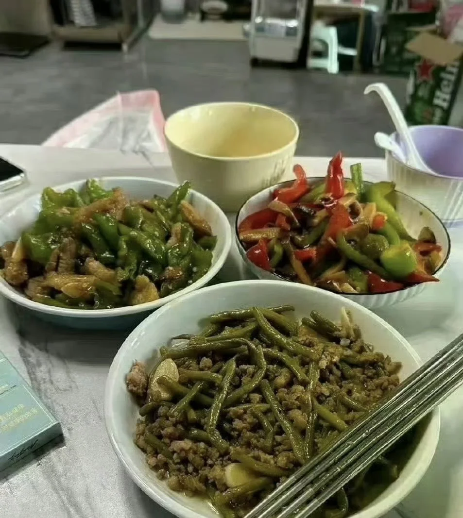 网友问：左边是前妻做的，右边是现在老婆做的，这说明了什么？