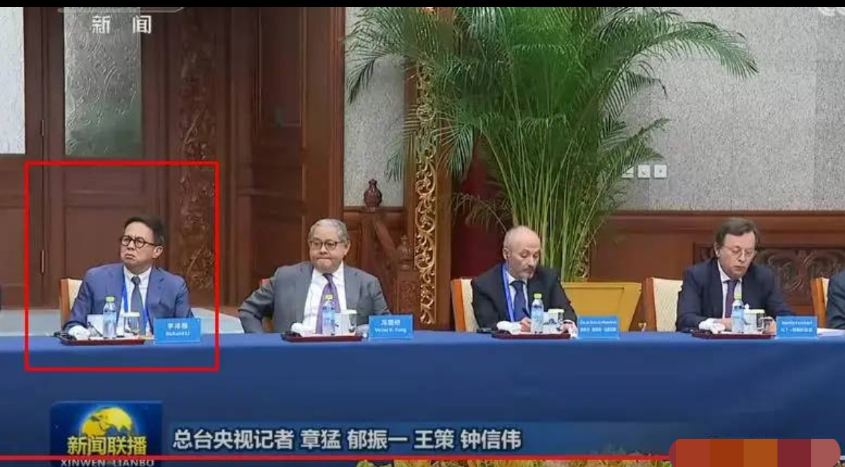 李嘉诚去世是不是谣言？
长实辟谣了，但网友们好像更相信了。
老李小儿子昨天还出现在新闻联播呢，如果真的危险这个儿子目前肯定在身边 。就可以肯定百分百假新闻 
李嘉诚现年98岁，属于高龄老人。
有传言称现年98岁的李嘉诚逝世 长实集团辟谣：绝无此事，要么是谣言 要么是还不到可以公布的时候，一般病危抢救