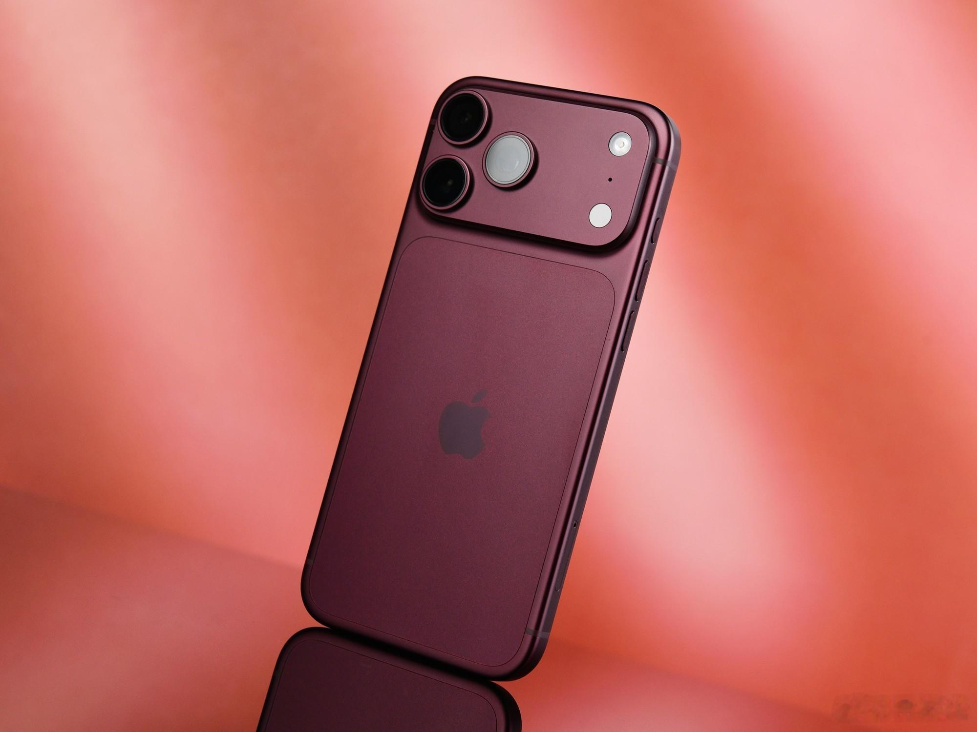 #曝iPhone18Pro褪色# 看了一部分设计图，酒红色的iPhone18 Pro很漂亮。那天去实体店看了下真机，比设计图要暗一些，非常的丑。

感觉苹果手机的配色比设计图要丑，每年都一样。只是，酒红色的iPhone18 Pro褪色，这是怎么回事？难道，这又是工艺缺陷？

对于褪色的iPhone18 Pro手机，苹果给换新机，还是 ​