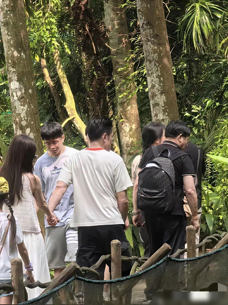 当年把女人比作鞋子的郭富城，现在爬山全程牵着方媛，纸巾递得比助理还快。
跟熊黛林七年，一句鞋子不合脚就换收场。转头娶了网红方媛，九年仨闺女。
60岁的人，台上开演唱会，台下接送女儿、开家长会。外界质疑没停过，他用行动一个个堵回去。
年轻时挑漂亮能干，老了只认单纯、不贪财、肯为家付出。
男人不