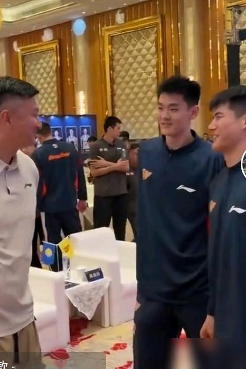 杜锋又回宏远了，不是主教练，但一露面，胡明轩徐杰全围过来了。他拍着徐杰肩膀笑，那小子低着头，跟当年挨训时一模一样。场面还是那个场面，人还是那些人，就是杜锋不拿战术板了。
现在他挂总教练，管青训，管建队，还当省篮协会长，裁判班也去讲课。不当“恶人”了，说话都软和了。
你看，权力这东西，不在位了才显