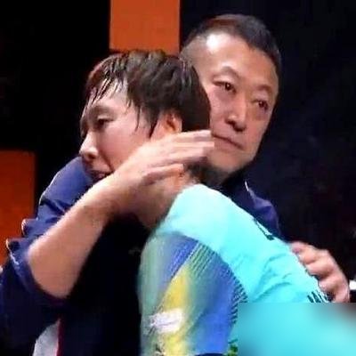 马琳捏着王曼昱的脸，笑得比拿奥运金牌还开心。
这画面放三年前，没人信。
马琳当运动员时，拿过奥运男单金牌，当教练后带刘诗雯、陈梦全登顶了。就差一块拼图——王曼昱。
王曼昱前两年多难啊，换帅、伤病、状态掉到底。颈肩腰椎旧伤堆着，7月连全锦赛双打都主动放弃。
结果刚结束的中国大满贯，她女单女双全